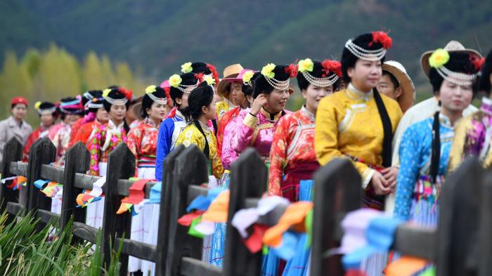 走婚"是丽江泸沽湖地区及和四川交界处摩梭族的婚俗"抢婚"是丽江纳西