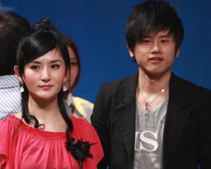 2007年张杰因参加《快乐男声》和主持人谢娜相识,虽未能在比赛中夺得