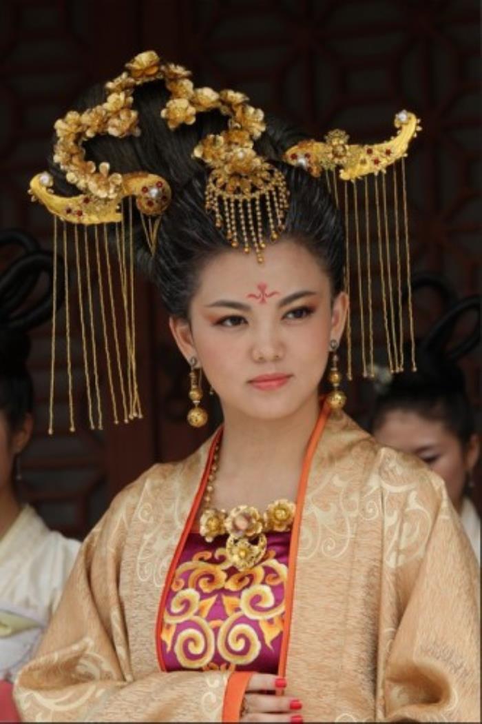 大型古装连续剧《太平公主秘史》中,李湘出演的一代女皇武则天,一改她