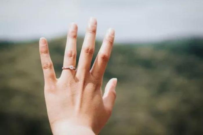 无名指是哪个手指中指与无名指的寓意