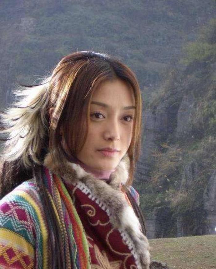 2004年《护花奇缘》,饰演美丽聪颖的官青青