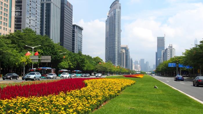 深圳是中国第一座国际花园城市,图为深圳第一景观大道深南大道的风光.