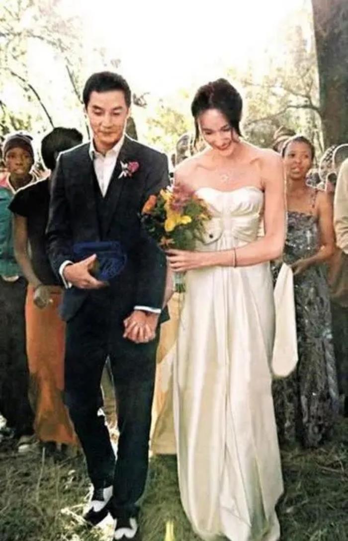 从吴彦祖晒出的婚礼照片可以看到,两人十年前是在原始森林中举行了