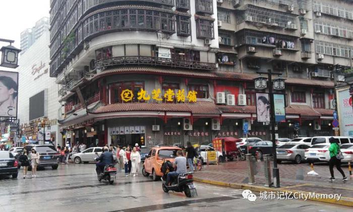 新中国成立后,坡子街上分布有以老字号火宫殿,南国油货店,劳九芝堂,西