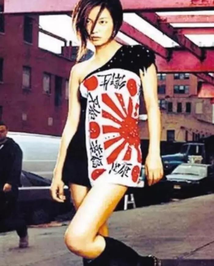 2001年,赵薇在美国拍摄了一辑身穿日本军旗装的照片并登上了《时装》
