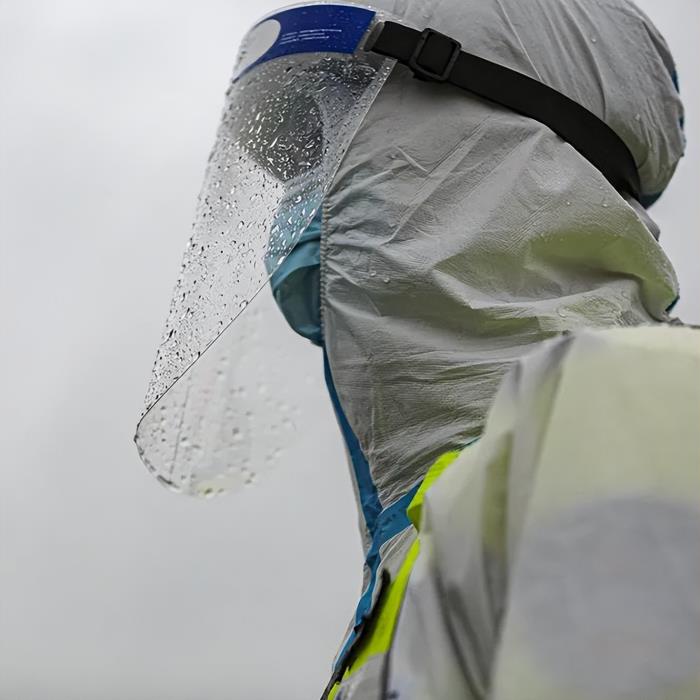 烈日暴雨下的战疫一线 在烈日和暴雨下